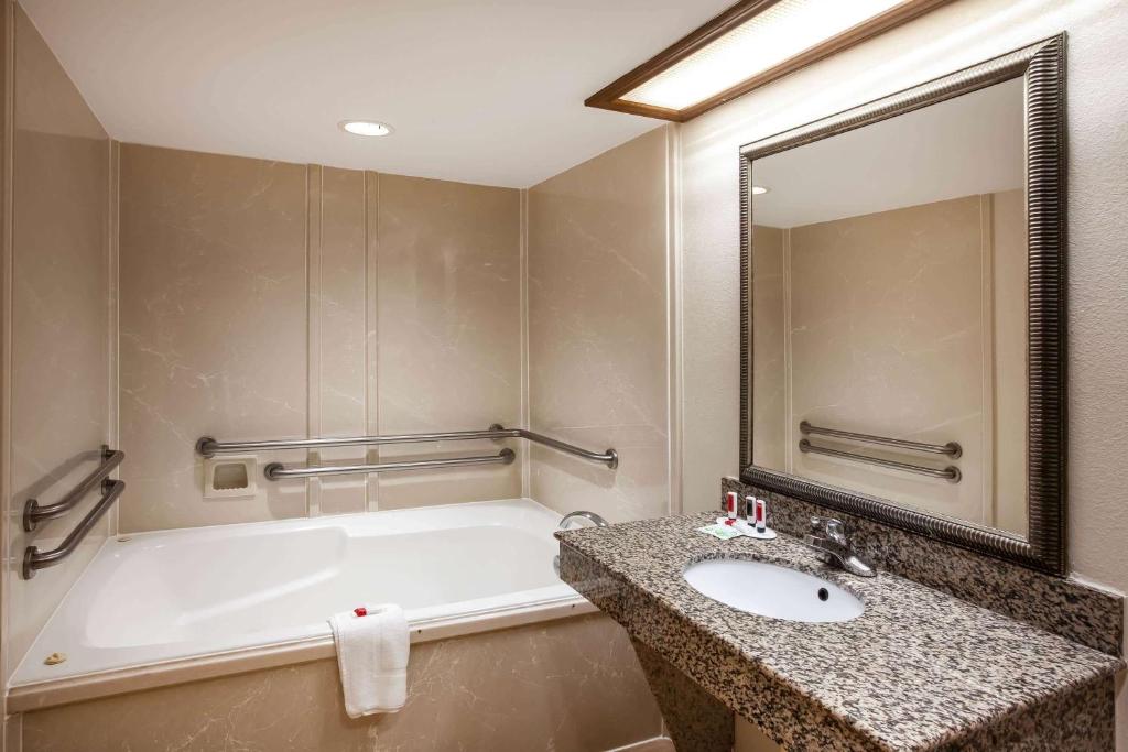Koupelna v ubytování Days Inn & Suites by Wyndham Tyler