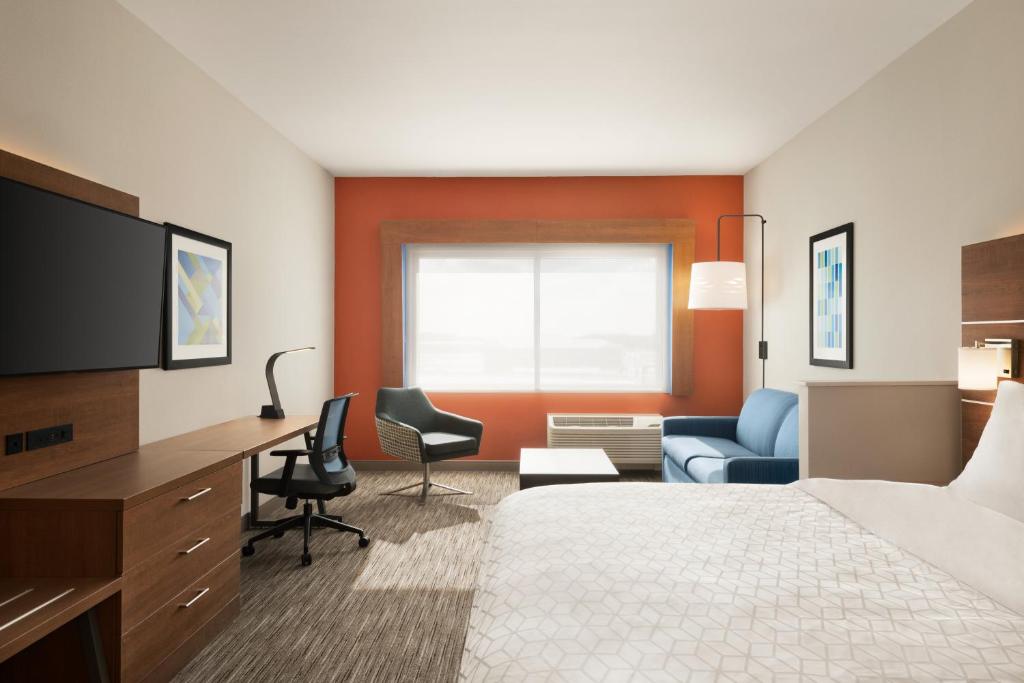 Holiday Inn Express & Suites - Beaver Dam by IHG - King Suite