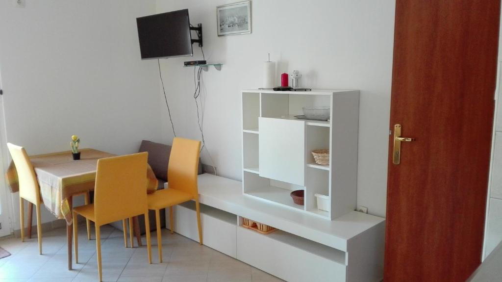 Telewizja i/lub zestaw kina domowego w obiekcie Apartments Lampalo