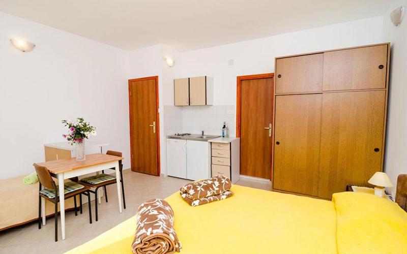 Kuchnia lub aneks kuchenny w obiekcie Apartments Lampalo