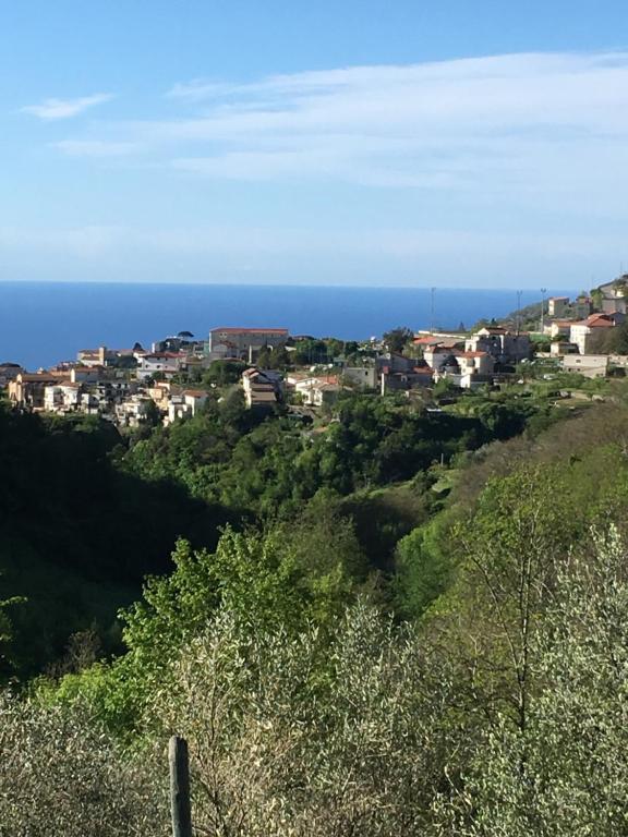 een stad op een heuvel met de oceaan op de achtergrond bij Villa Maddalena in Scala