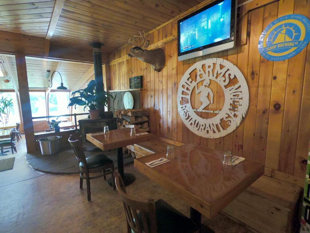 TV a/nebo společenská místnost v ubytování Pine Hill Arms Hotel