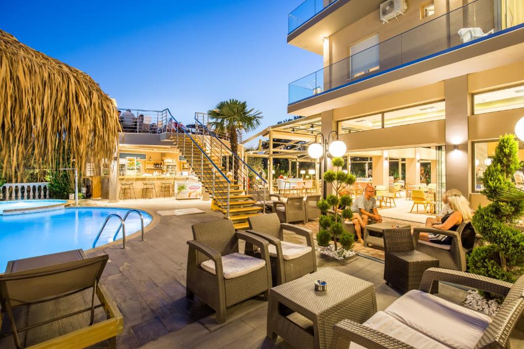 Bazén v ubytování Hotel Potos nebo v jeho okolí