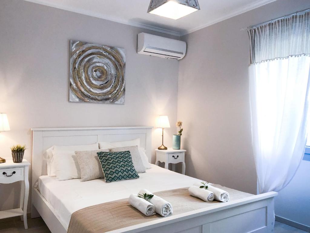 Un pat sau paturi într-o cameră la Alekas Harbour House