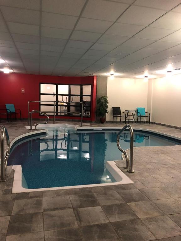 Bazén v ubytování Grand Times Hotel – Aeroport de Quebec nebo v jeho okolí