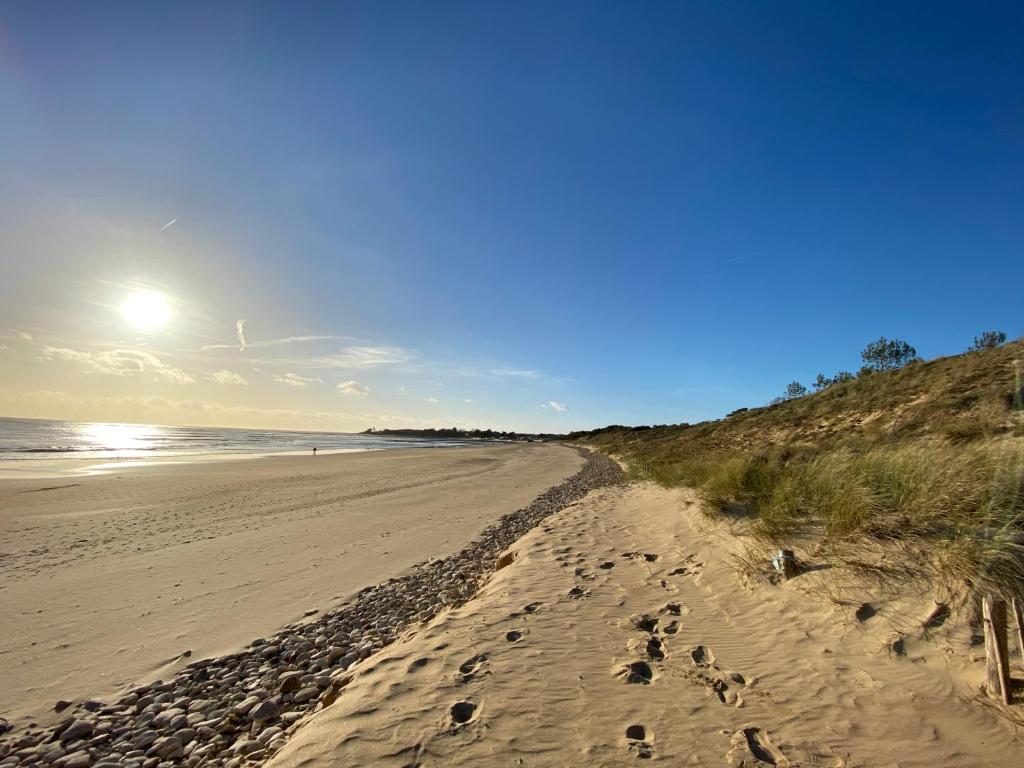 einen Sandstrand mit Fußabdrücken im Sand in der Unterkunft Comme une évidence gite et chambres d'hotes in Saint-Vincent-sur-Jard