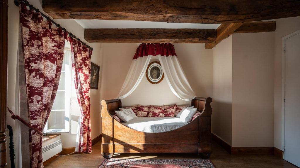 Postel nebo postele na pokoji v ubytování Manoir du Plessix Méen