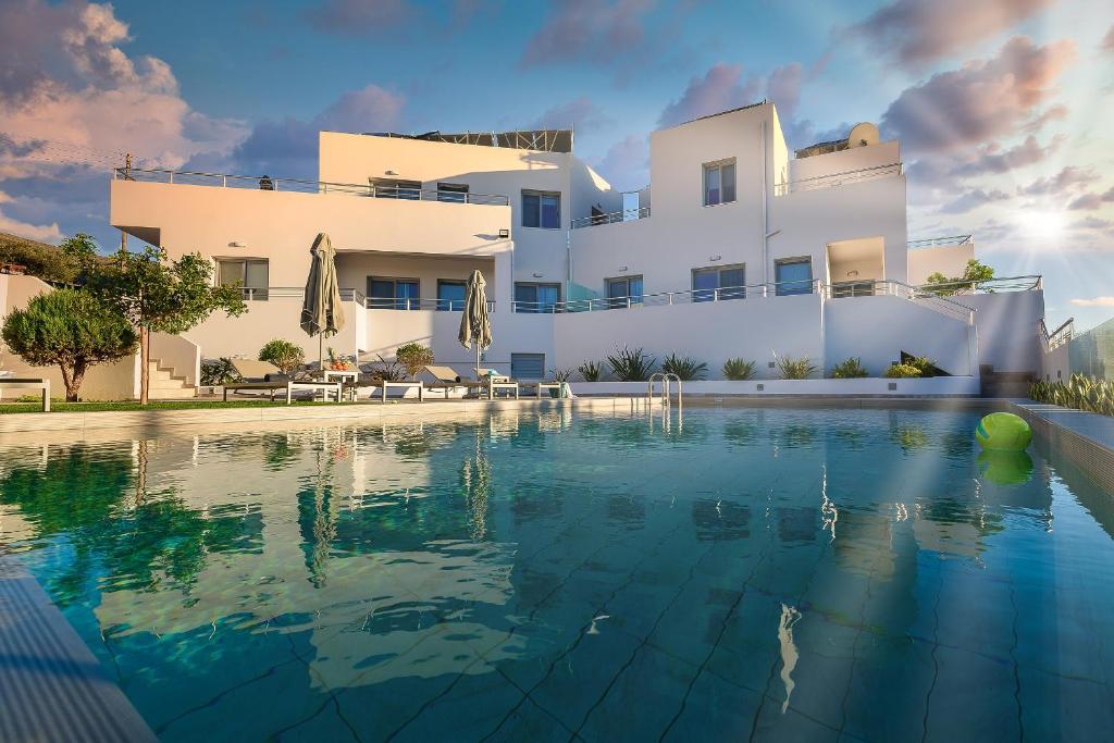 une villa avec une piscine en face d'une maison dans l'établissement Sunset Elafonisi Apartments, à Livadia