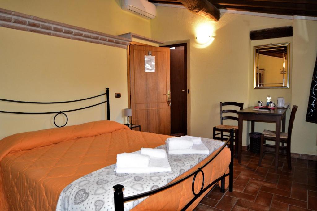 A bed or beds in a room at Il Pozzo Di Sant'Andrea