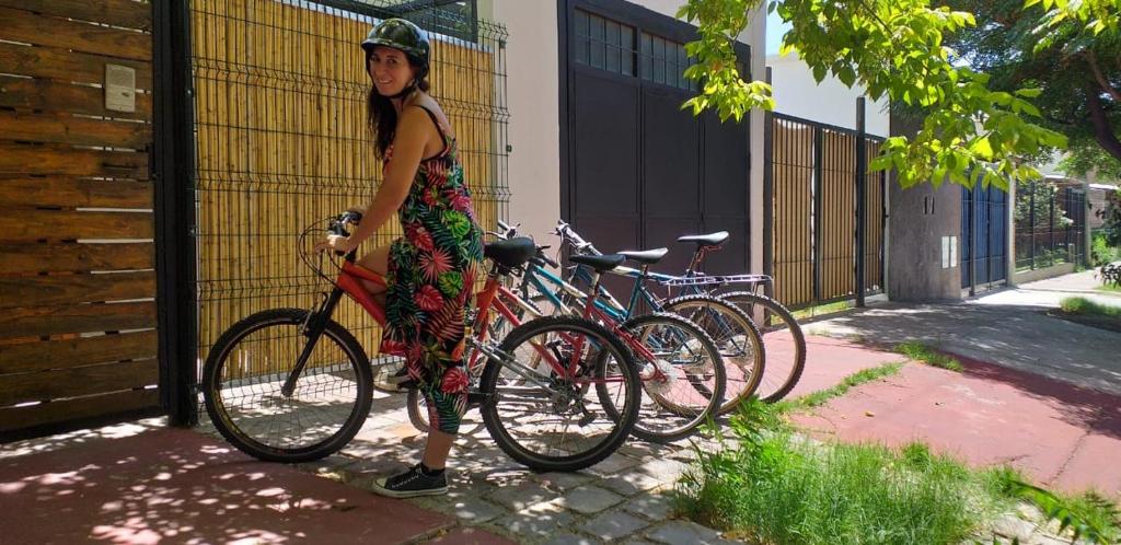 Una mujer con un vestido de pie junto a dos motos en CASA BONITA en Luján de Cuyo