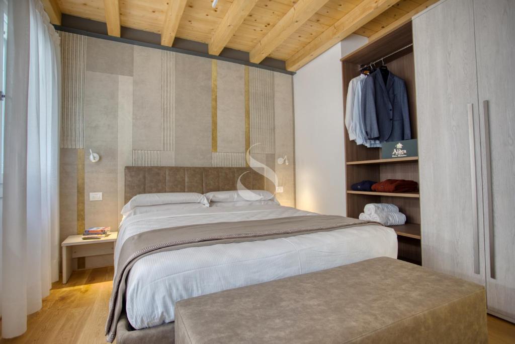 A bed or beds in a room at Ca' dei Battuti Apartments