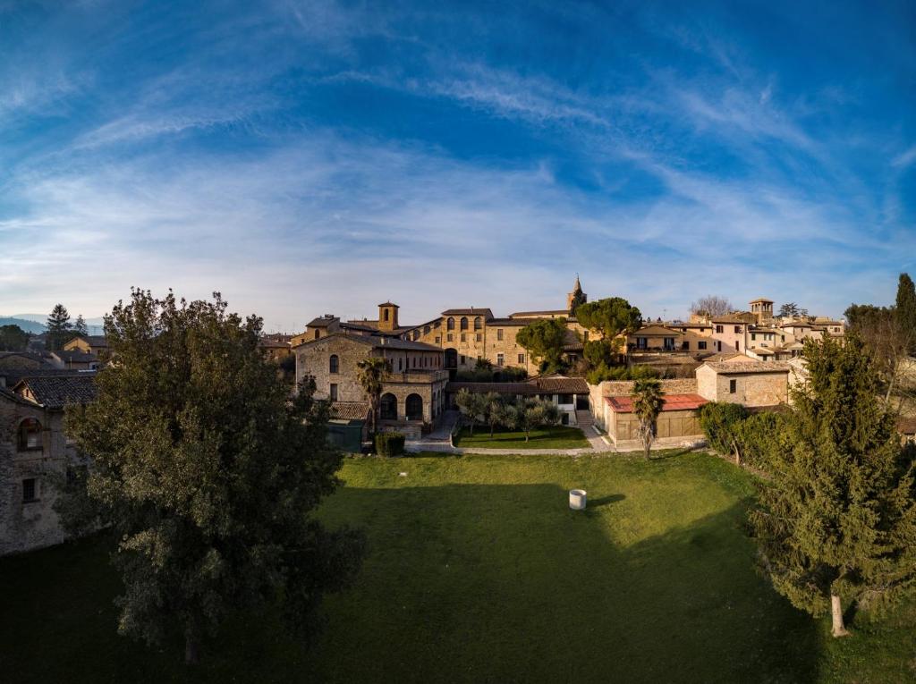 um grupo de edifícios numa cidade com um pátio em il Monastero di Bevagna em Bevagna