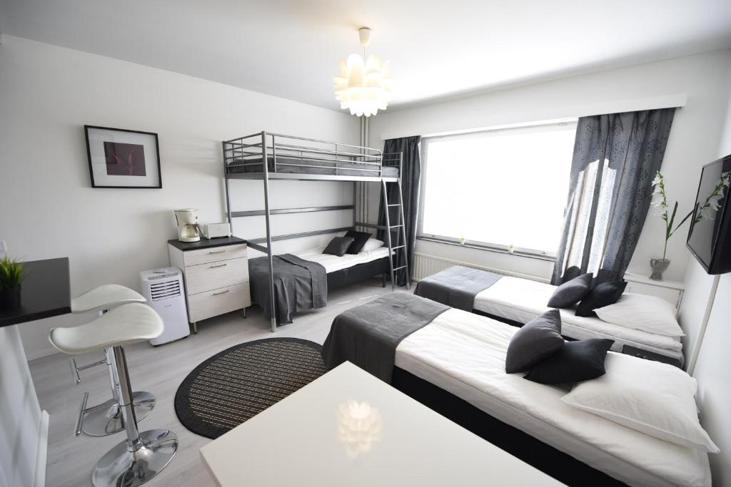 - une chambre avec 2 lits superposés et un bureau dans l'établissement Rental Apartment Kaski Vuokramajoitus Oy, à Turku
