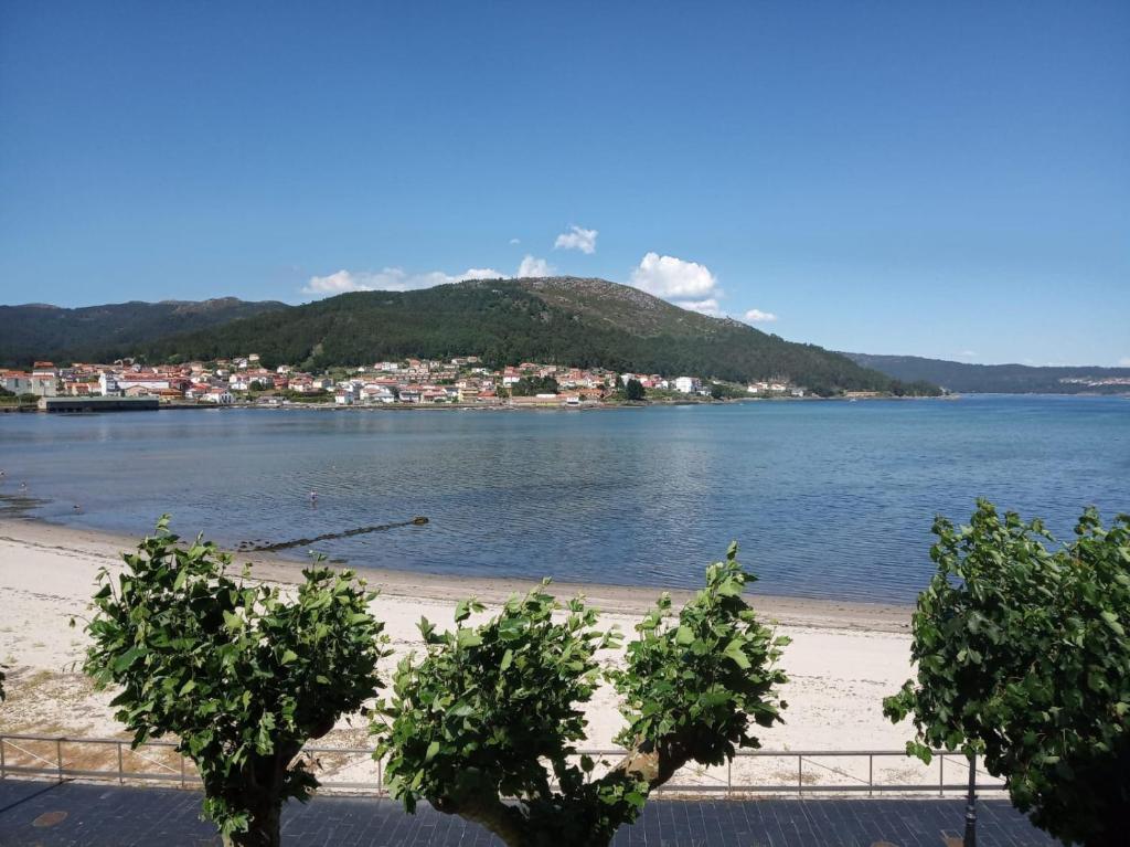 widok na plażę z górą w tle w obiekcie PISO EN MUROS (VIRGEN 3) w mieście Muros