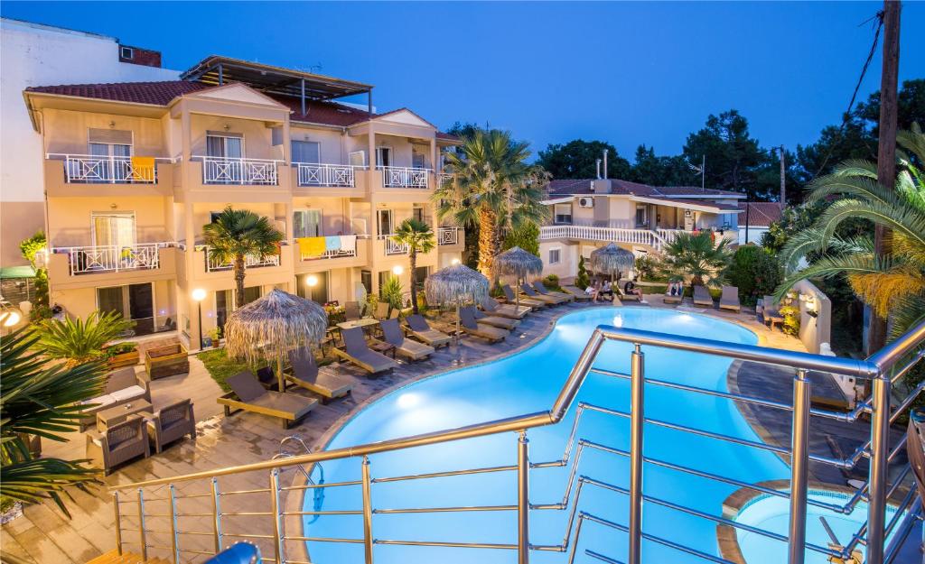 Bazén v ubytování Hotel Potos nebo v jeho okolí