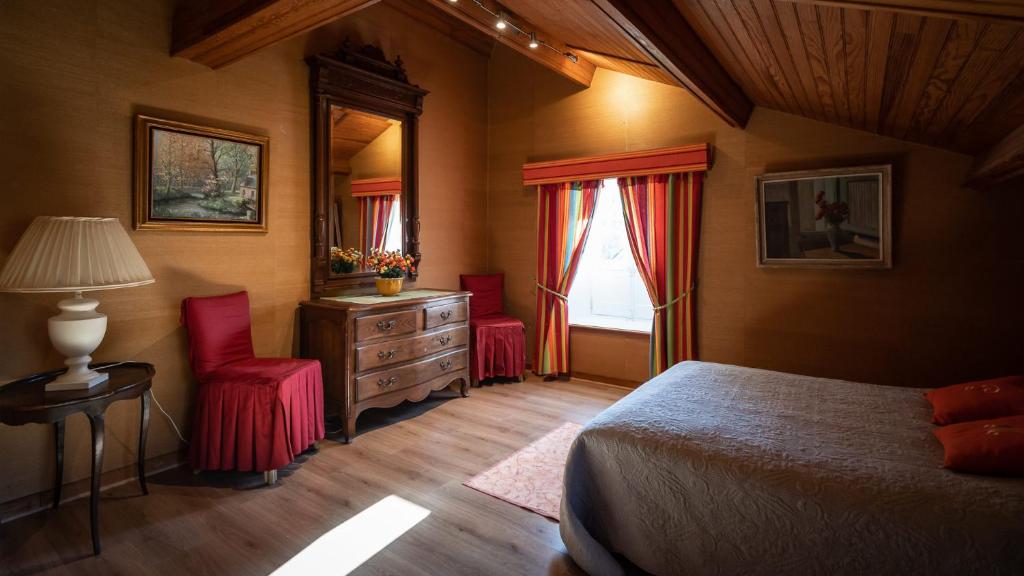 Postel nebo postele na pokoji v ubytování Manoir du Plessix Méen