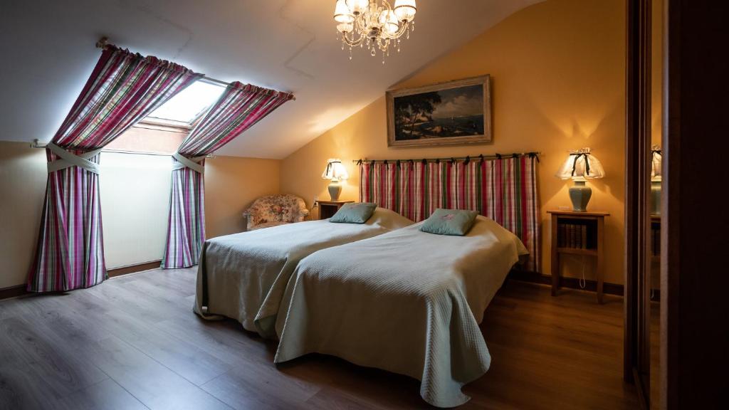 Postel nebo postele na pokoji v ubytování Manoir du Plessix Méen