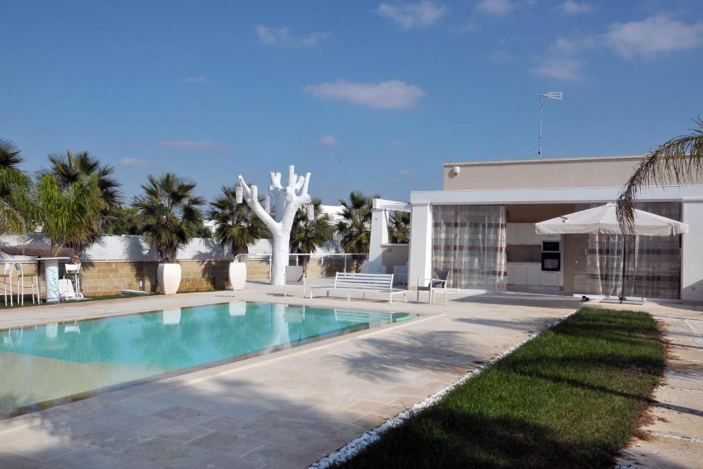 una piscina di fronte a una casa di Sant Isidoro suite a Sant'Isidoro