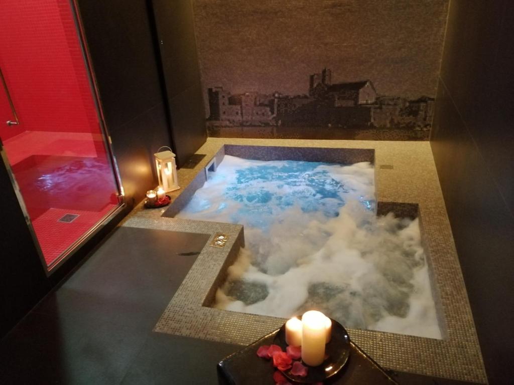 una bañera con nubes y una vela en B&B VISTAZZURRA - Casa Saldarelli, en Giovinazzo