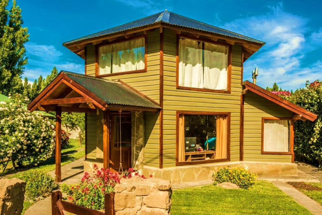 une petite maison en bois avec un toit dans l'établissement Mansion Verde, à El Calafate