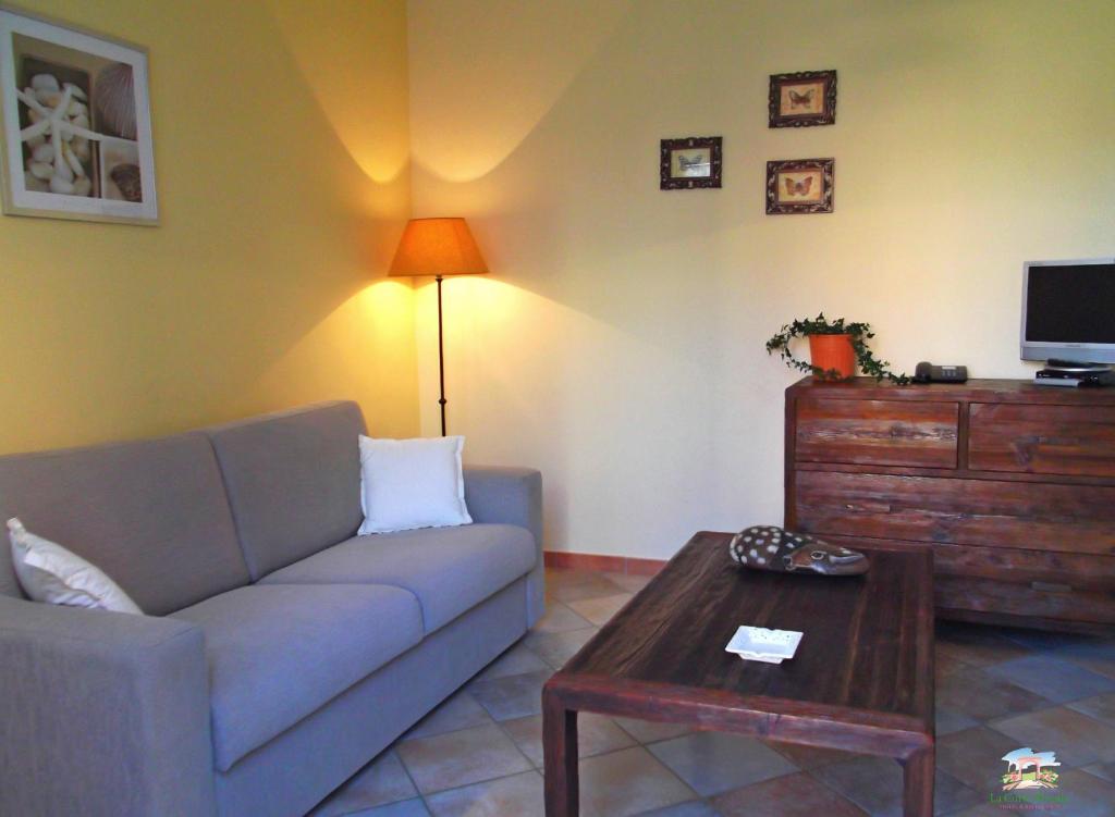 Telewizja i/lub zestaw kina domowego w obiekcie Hotel La Corte Rosada