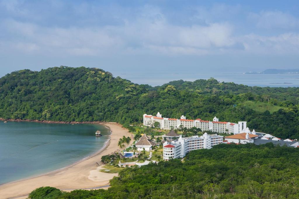 eine Luftansicht eines Resorts am Strand in der Unterkunft Dreams Playa Bonita All Inclusive in Playa Bonita Village