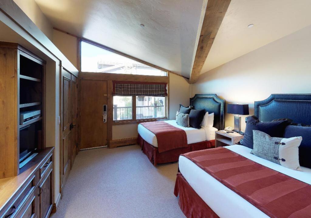 Postel nebo postele na pokoji v ubytování Manor Vail Lodge