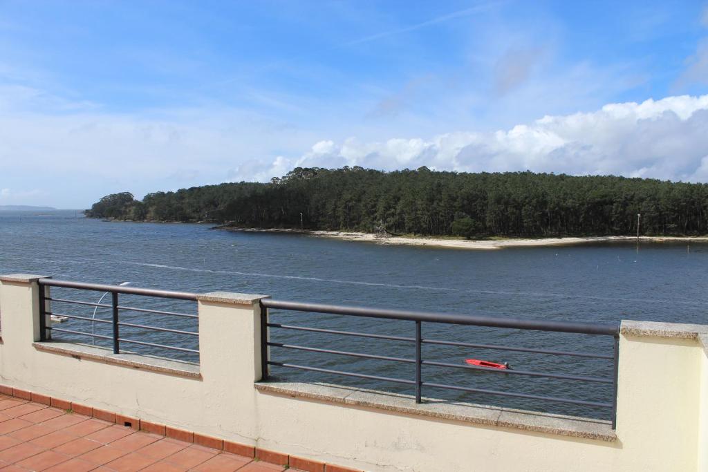 ビラガルシーア・デ・アロウサにあるApto. con terraza y vistas al marの島水の眺め