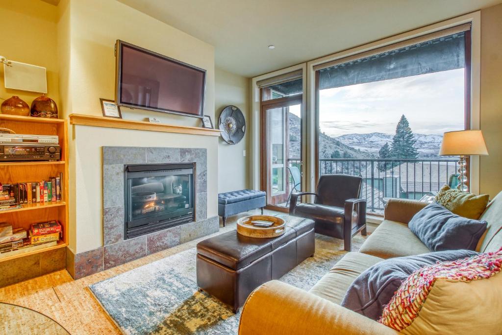 a living room with a fireplace and a tv at Chelan Resort Suites: Water Sunset (#303) in Chelan