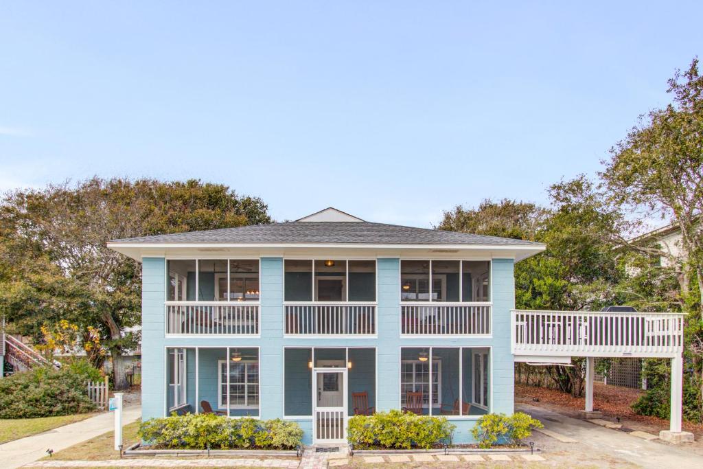 een groot blauw huis met een witte veranda bij Palm Boulevard 2403 - Downstairs in Isle of Palms