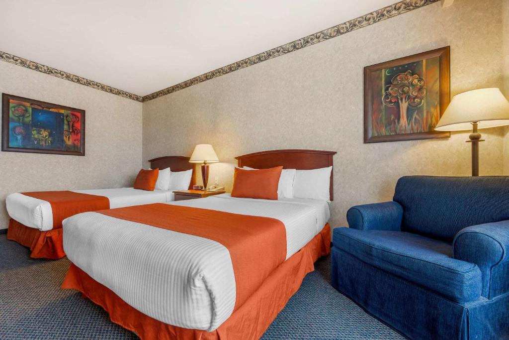 Postel nebo postele na pokoji v ubytování Quality Inn Monterrey La Fe