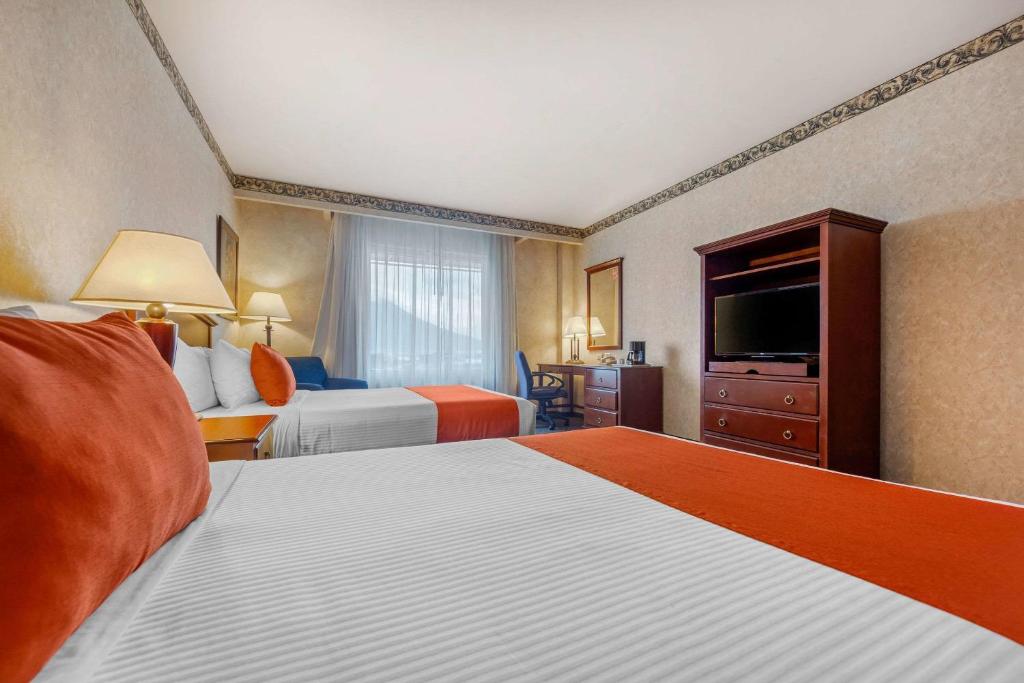 Postel nebo postele na pokoji v ubytování Quality Inn Monterrey La Fe