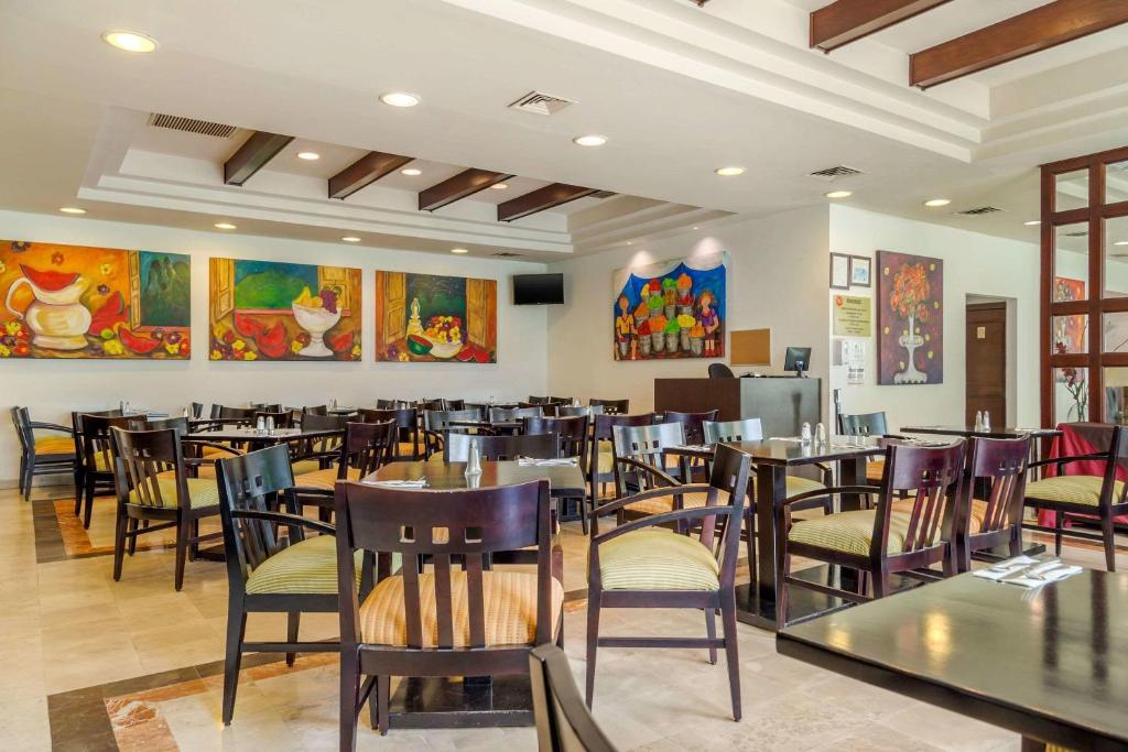 Restaurace v ubytování Quality Inn Monterrey La Fe