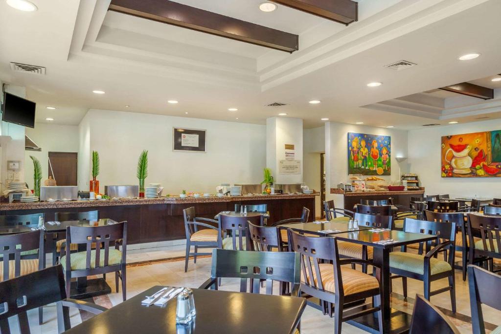 Restaurace v ubytování Quality Inn Monterrey La Fe