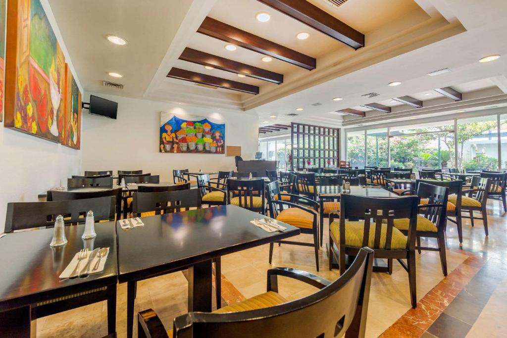 Restaurace v ubytování Quality Inn Monterrey La Fe