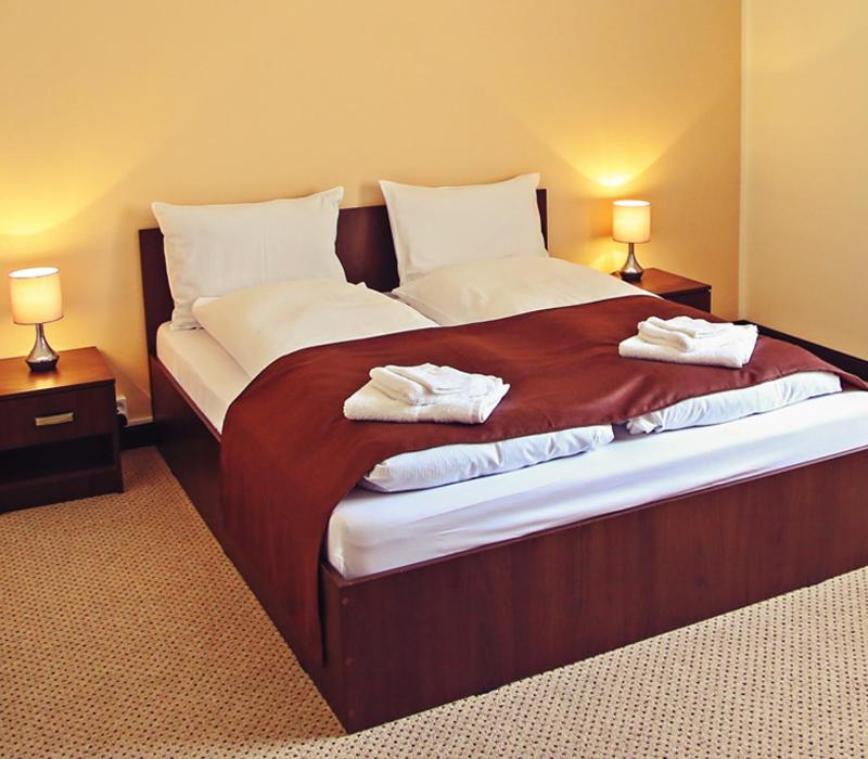 מיטה או מיטות בחדר ב-Cazare Karmina