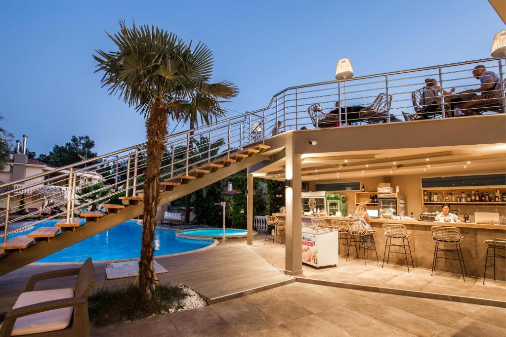 Bazén v ubytování Hotel Potos nebo v jeho okolí