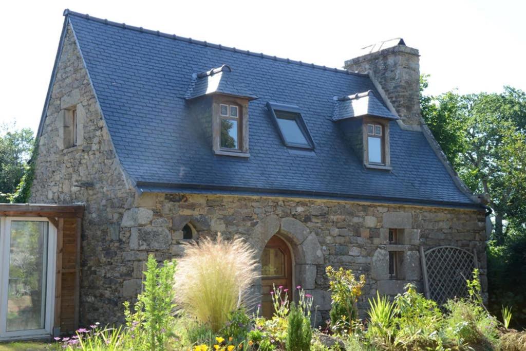 a stone house with a blue roof at Gîte 3 pers Jacuzzi extérieur sous bulle, possibilité table d&#39;hôtes le soir in Tréduder