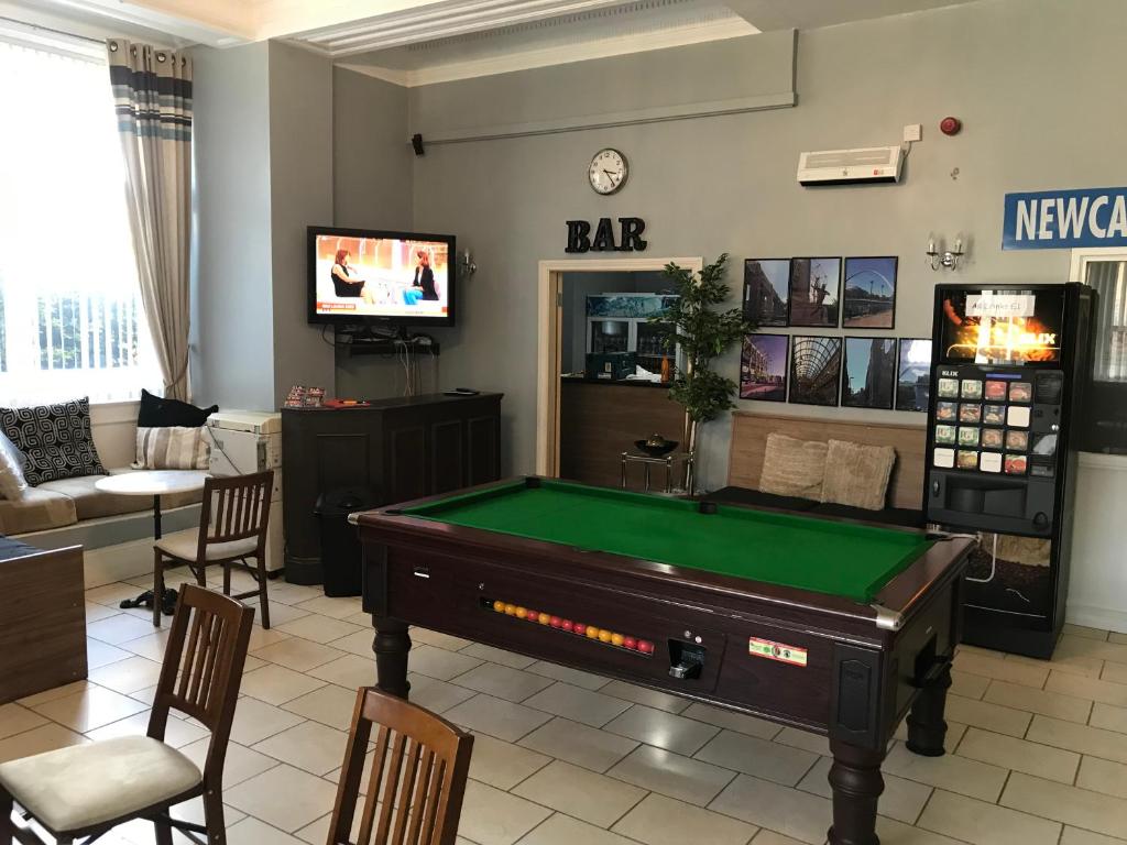 Newcastle West Hotel & Bar tesisinde bir bilardo masası
