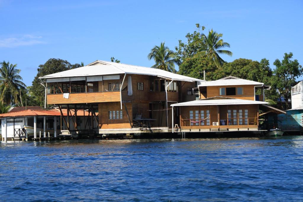 una casa en un muelle sobre el agua en M&M's Residencias, en Bocas Town