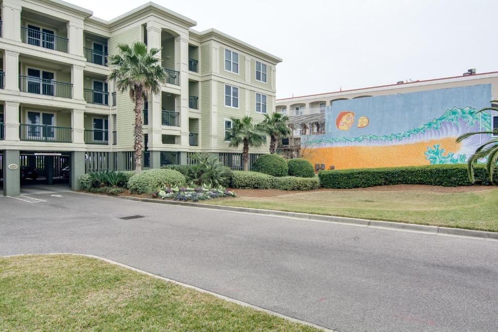 un edificio con un mural en el lateral de una calle en Ocean Boulevard Villas 101, en Isle of Palms