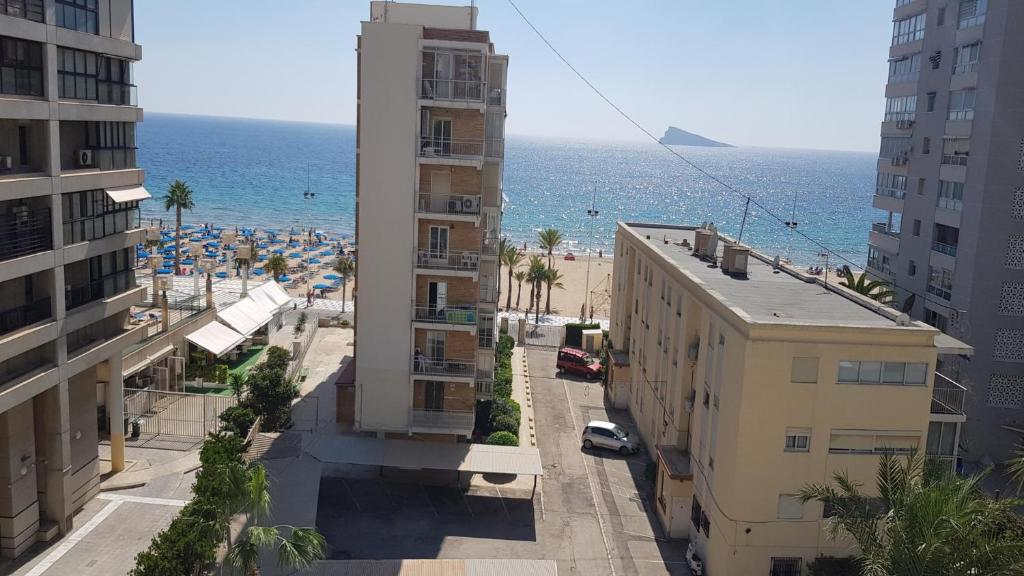 vistas a una playa con edificios y al océano en 1ª Linea-OFERT-5pax-NEXT ENGLISH AREA-BENIDORM-Apt Marblaw 2hab 2bñ, Parking 10eur dia, en Benidorm