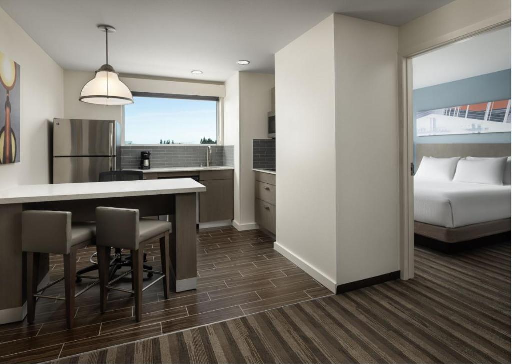 a kitchen and living room with a kitchen and a bed at Hyatt House San Jose Airport in San Jose