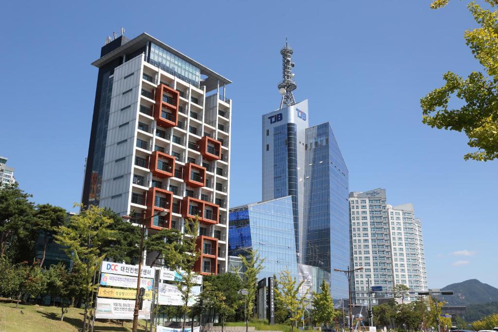 dos edificios altos en una ciudad con árboles en Daejeon I-Hotel en Daejeon