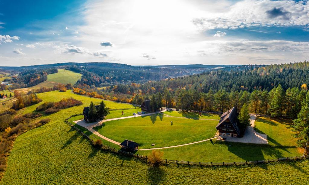 Trójca的住宿－Wille Trójca，绿色田野中房屋的空中景观