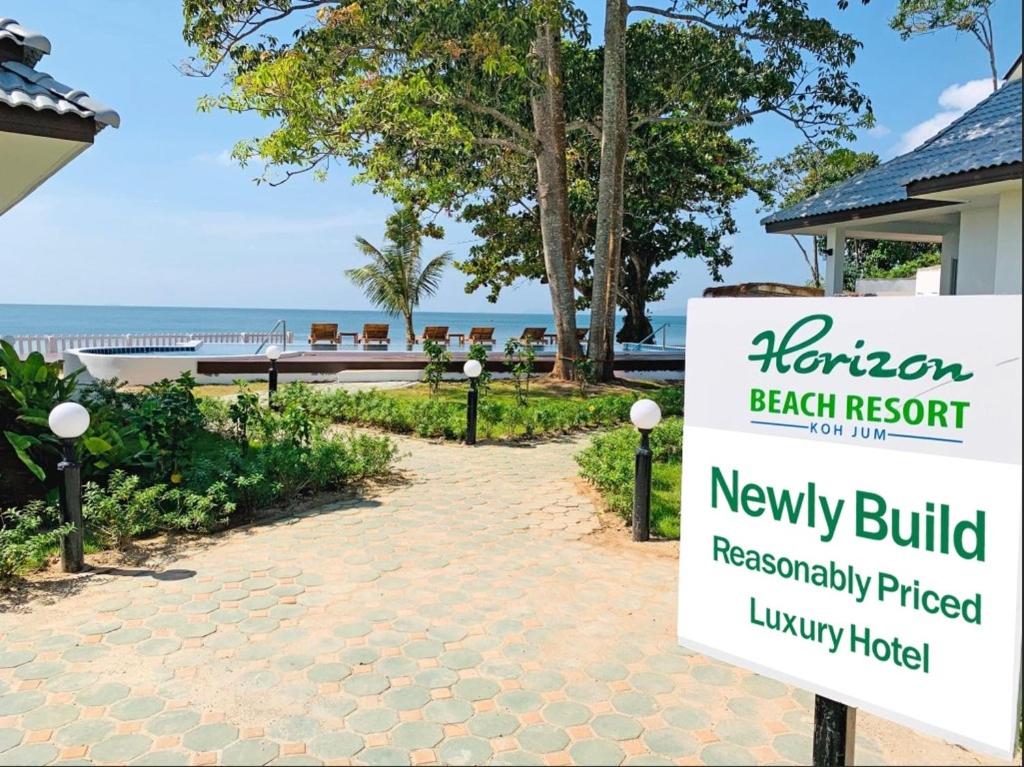 un cartello del resort sulla spiaggia di fronte a un resort sulla spiaggia di Horizon Beach Resort Koh Jum a Koh Jum