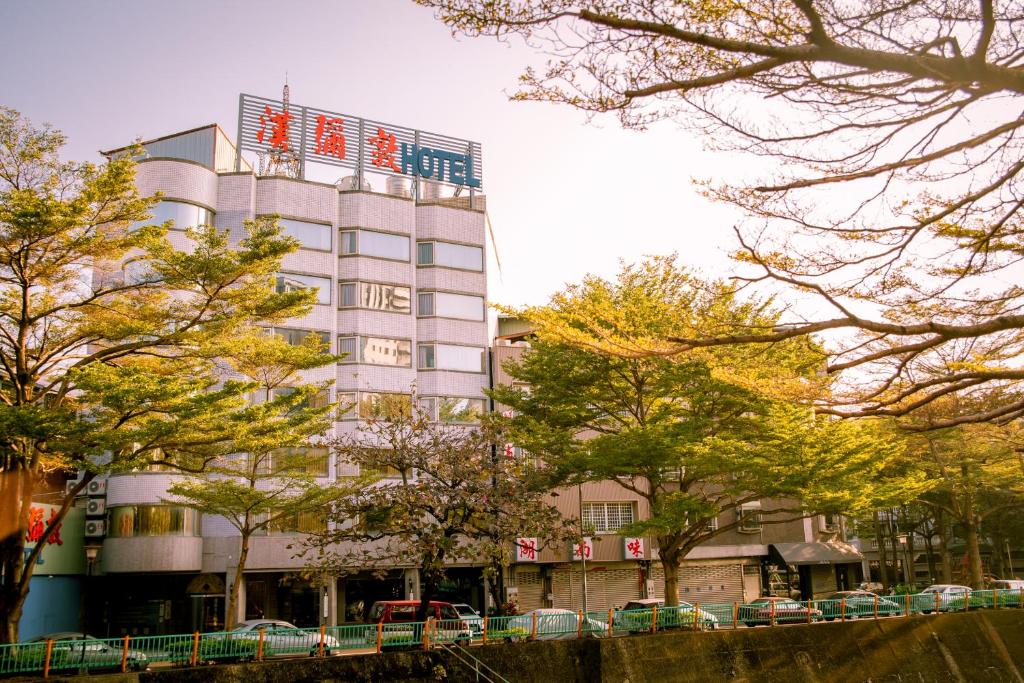 um edifício com uma bandeira em cima em Hamilton Hotel em Taichung