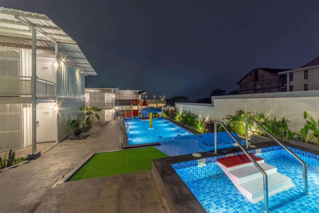 Bazén v ubytování Kontena Hotel nebo v jeho okolí