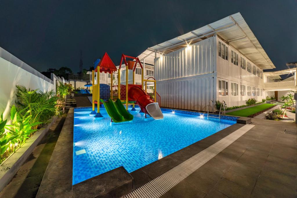 Bazén v ubytování Kontena Hotel nebo v jeho okolí