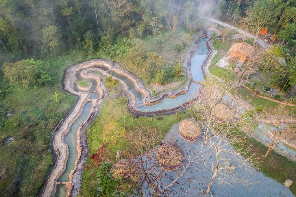 una vista aérea de un río serpenteante en un parque en Thanh Tan Hot Springs By Fusion en Hue